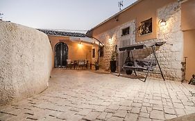 Abbraccio del Carrubo