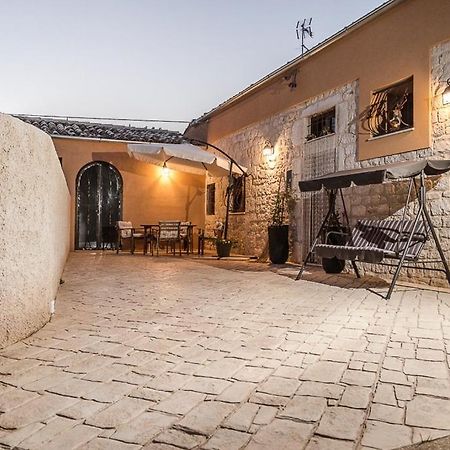 Bed and Breakfast Abbraccio del Carrubo Scicli Esterno foto